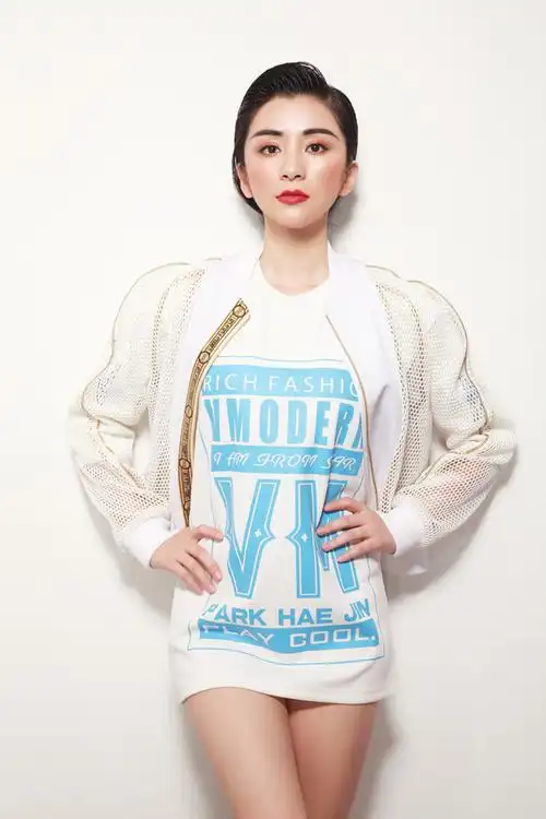 刘庭羽早春写真曝光大秀美腿演绎时尚icon