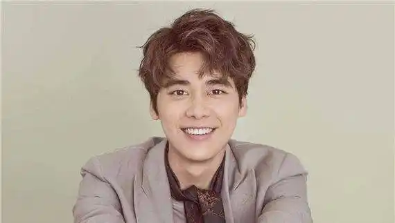 杨超越看邓伦的眼神都有点藏不住,帅气的男孩子都多吃香?