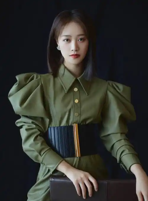 蓝盈莹真不愧是秀肩女王,香肩半露才时尚,这样穿更有女人味