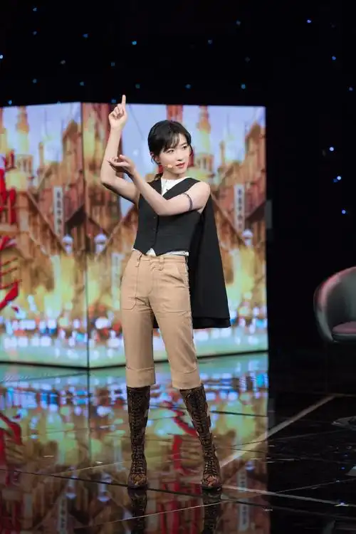 万茜真是豪放不羁,蓝白"校服"配拖鞋,左右两边的袋子亮了!