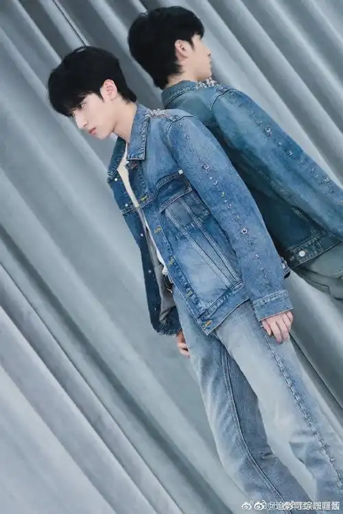 严浩翔牛仔铆钉造型