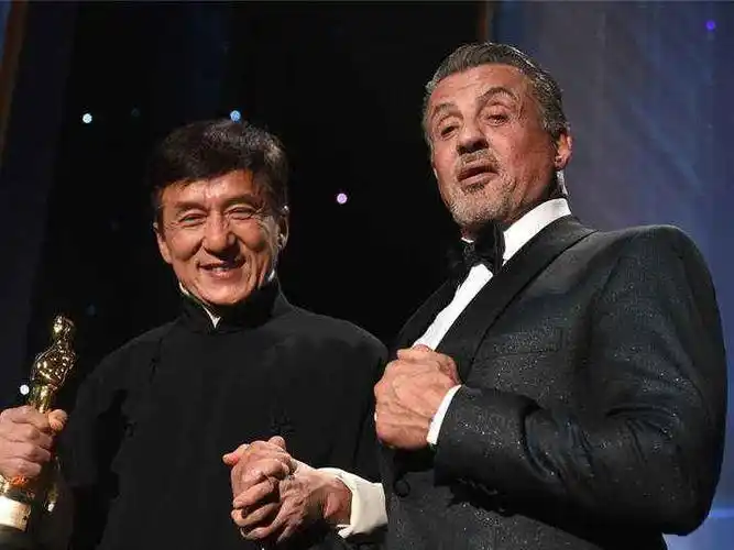 史泰龙的眼睛和嘴长的好奇怪是受过伤吗他和成龙谁更出名