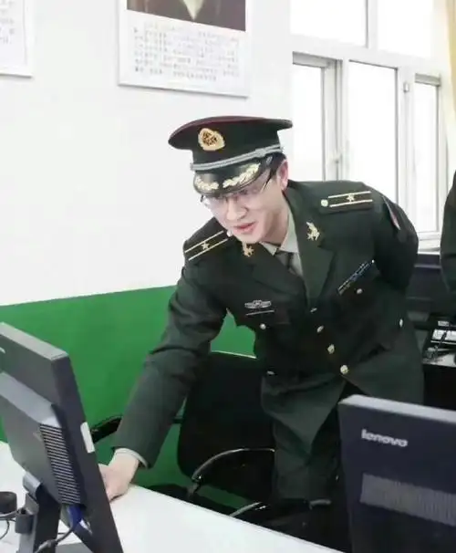 范冰冰也要变军嫂新男友穿军装戴眼镜斯文又儒雅帅气不输明星