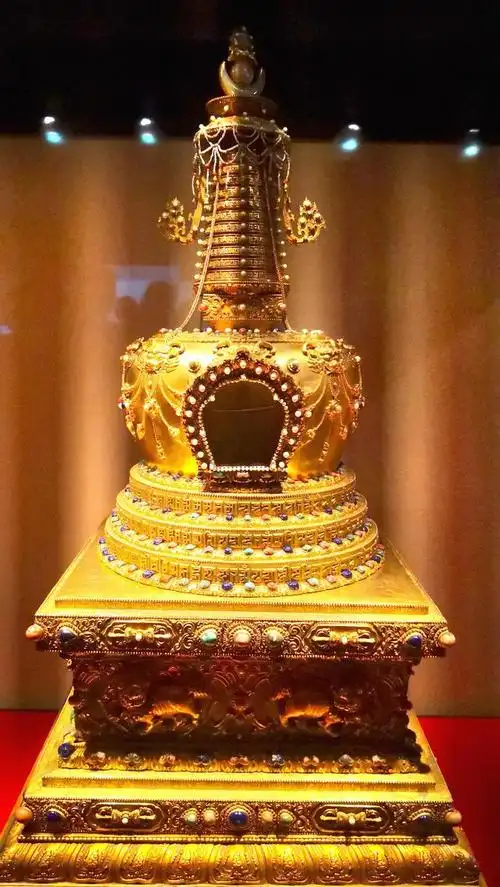 故宫博物院目前收藏有180多万件文物,其中绝大多数属于清代宫廷遗存