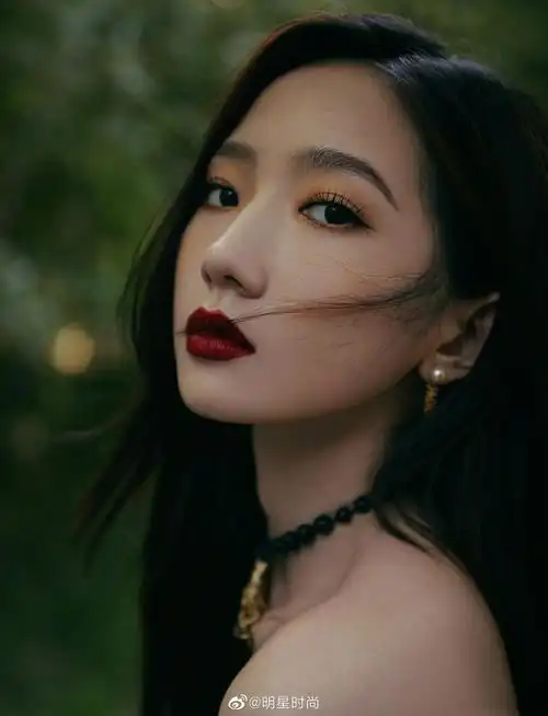 孟美岐最新活动造型一袭抹胸红裙明艳动人于林间起舞