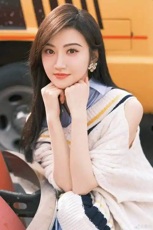 景甜分享冬日大片 学院风造型托腮甜笑温柔可人——上海热线娱乐频道