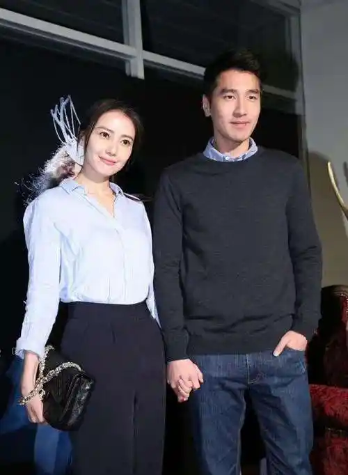 有网友在评论区透露,赵又廷正在青岛拍戏,高圆圆应该是来探班老公.