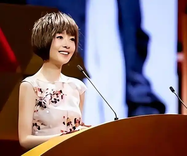 知名主持陈鲁豫现身意大利,瘦成排骨胸筷子腿,曾表态从不吃主食