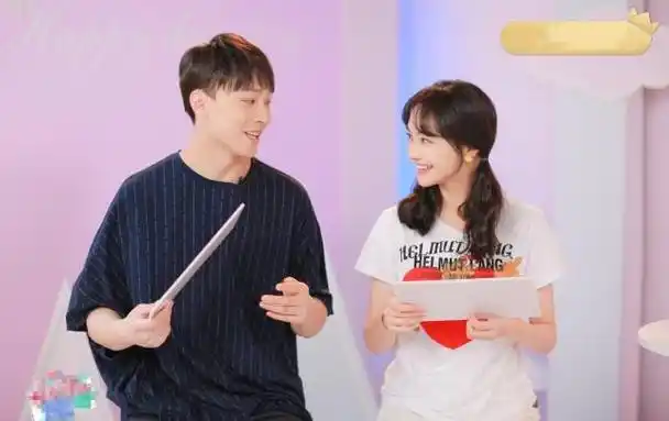 郑爽与男友张恒录节目眼神离不开对方两人同框郑爽的腿更长