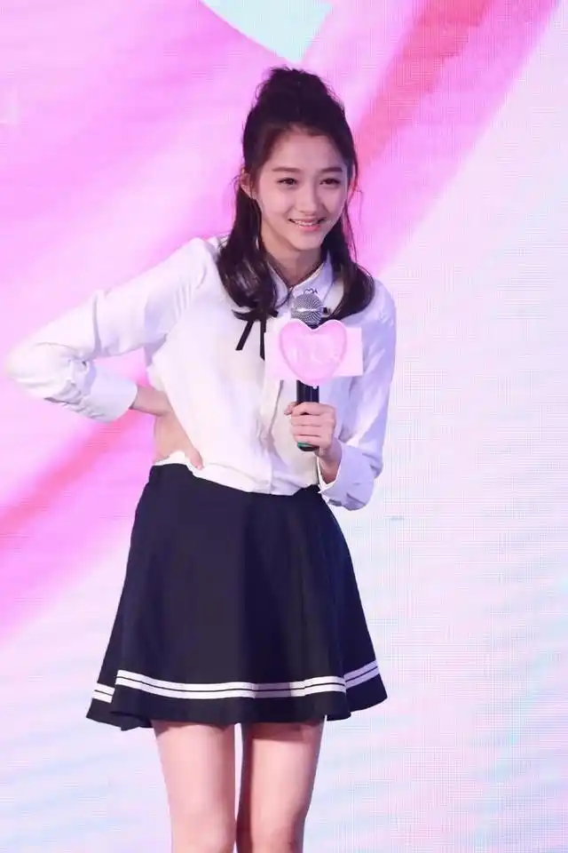 又双叒叕开学啦# 国民闺女关晓彤穿上学生装后真的超美的!