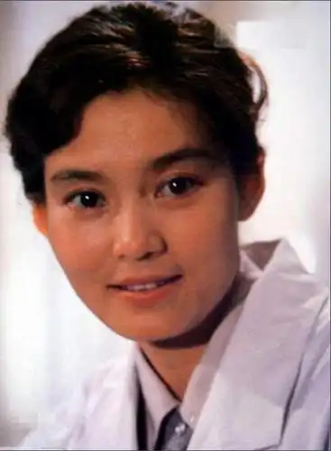 出道41年的潘虹令人敬畏年轻时候的她美貌如花也是一代佳人