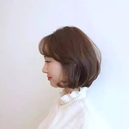 大饼脸塌鼻梁适合什么发型?这么做造型再也不会被说难看了!-图2