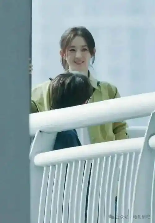 赵丽颖尹昉《在人间》路透 打扮低调甜蜜对视