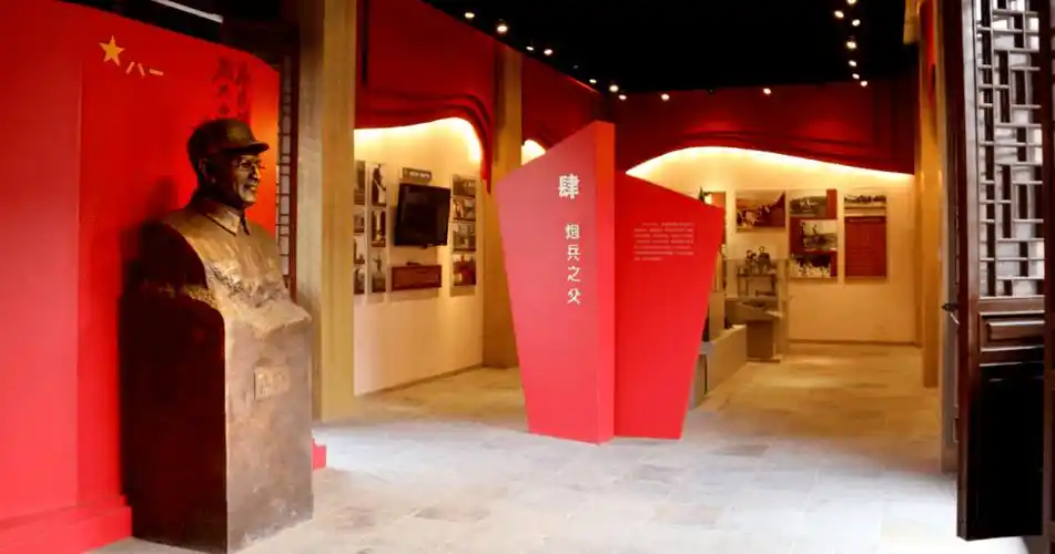 朱瑞红色文化旅游区朱瑞将军纪念馆位于印象黄河景区东首,馆内展厅以