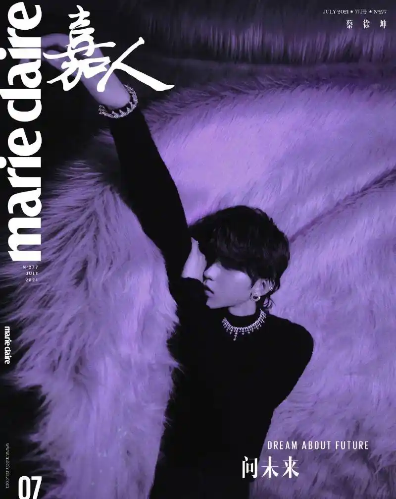 当红男星蔡徐坤 金色面具演绎《嘉人》紫色时尚大片营造迷离氛围