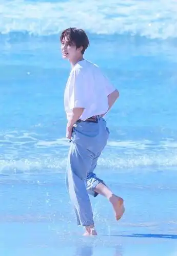 朱正廷海边戏水照 清爽阳光下的绝世美颜 清新又养眼