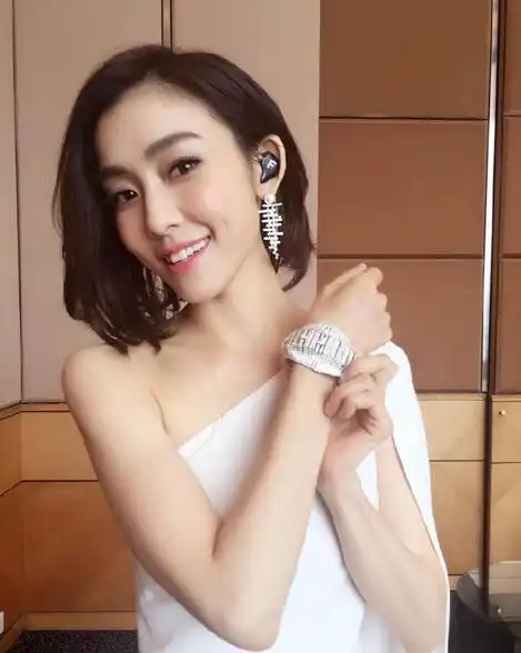 9月18日晚,范玮琪在微博晒出自己出席活动的一组美照.