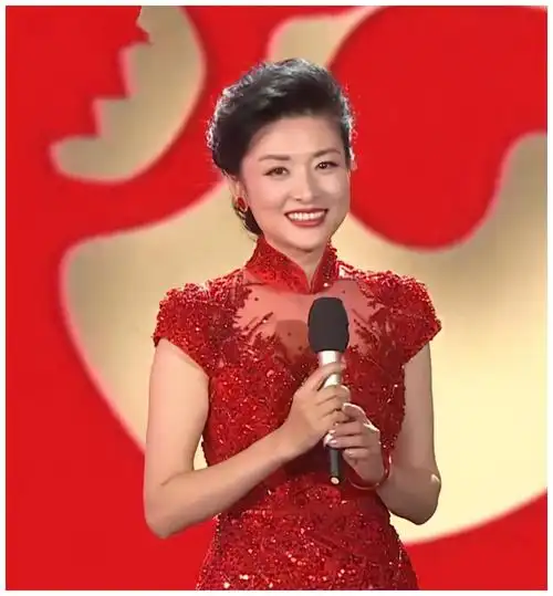 她是央视著名主持人,曾主持春晚16次,却是一个悲哀的母亲?|央视|周涛|