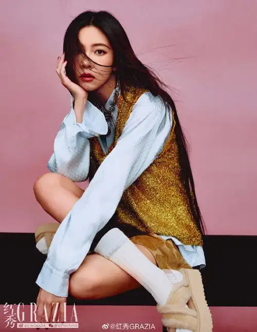 《红秀grazia》二月刊封面,多套造型都完美诠释出宋妍霏独特的时尚感