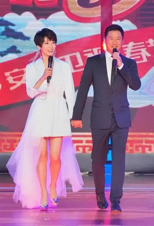 谢楠作为战狼吴京的老婆气场也是很强的穿西装裙毫不怯场