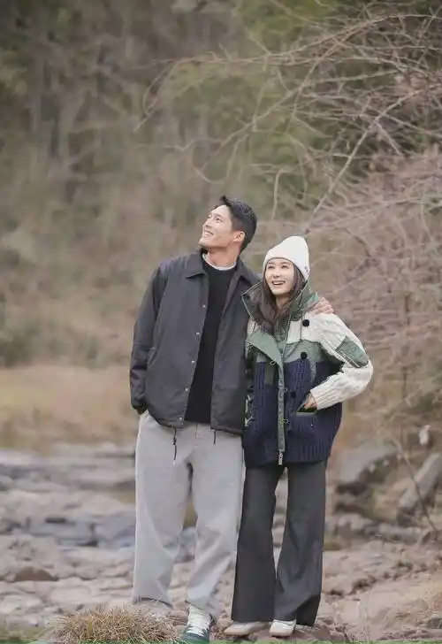 网友偶遇王子文吴永恩牵手逛街王子文一身黑亮眼上镜背影着实迷人