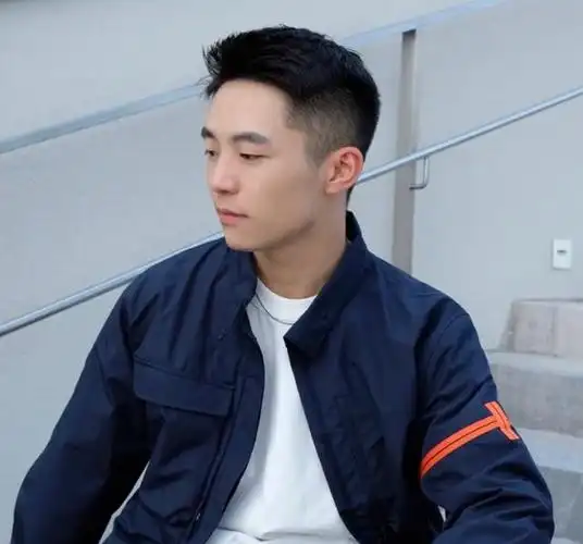 男生3cm左右的发型