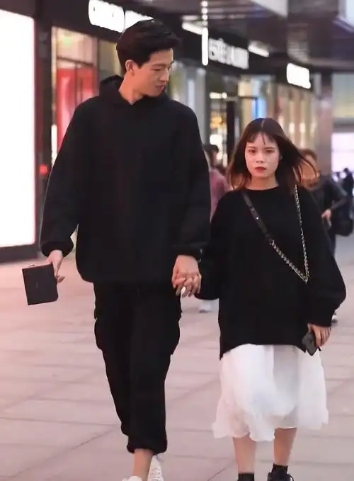 身高差35cm的情侣街拍:女生腿只有男生一半长,这才是爱情!