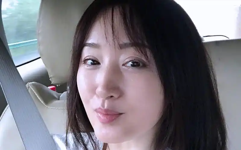 杨钰莹安徽六安演出,返程途中晒卸妆素颜自拍照,彰显颜值自信