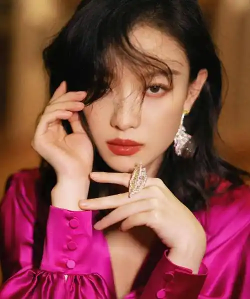 总而言之,这组照片是一场最能体现演员倪妮的美丽与大气的文艺视觉