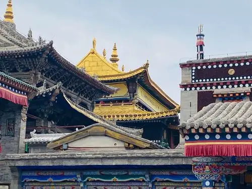 远拍塔尔寺大金塔860公斤纯金制作而成,室内不许拍照