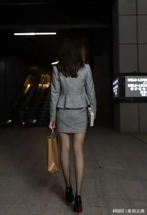 灰色职业短裙套装内搭带领结白衬衣黑丝高跟鞋很有oi的气质