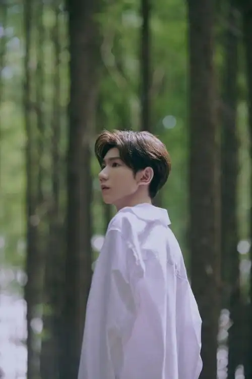 王源新专辑花絮照公开变身白衬衫清新少年画风温暖养眼