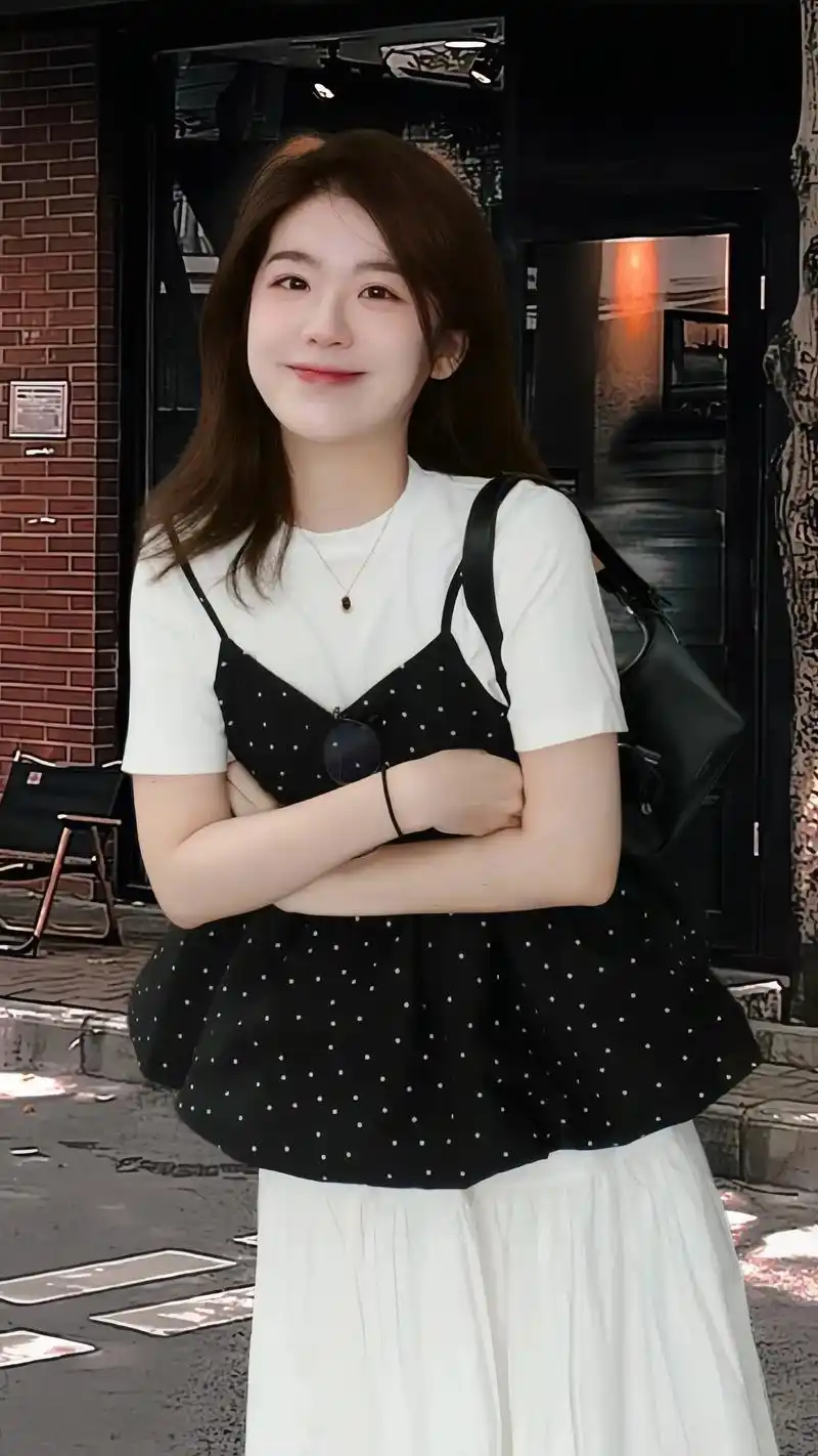 波点叠穿t恤搭配白色半身裙套装