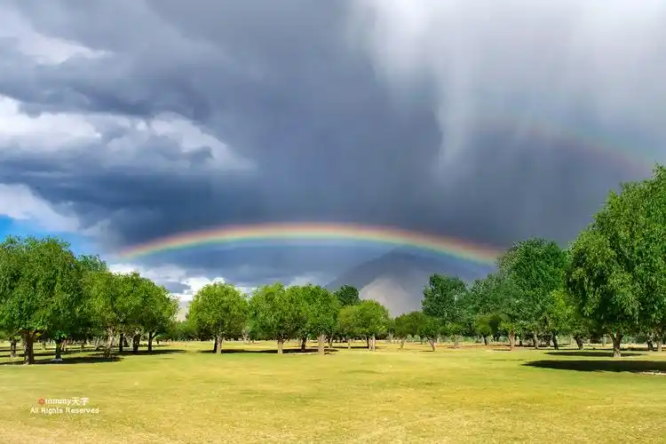 开始下着毛毛雨,后来不下了,天上出现了彩虹