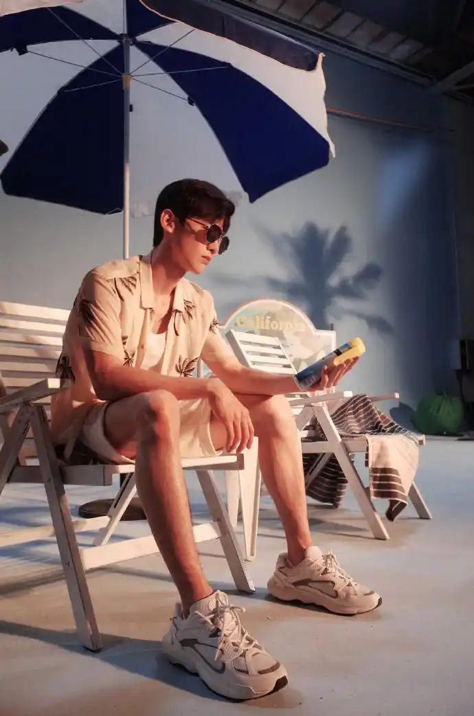 白敬亭演绎室内"日光浴"花絮大片--爱豆app