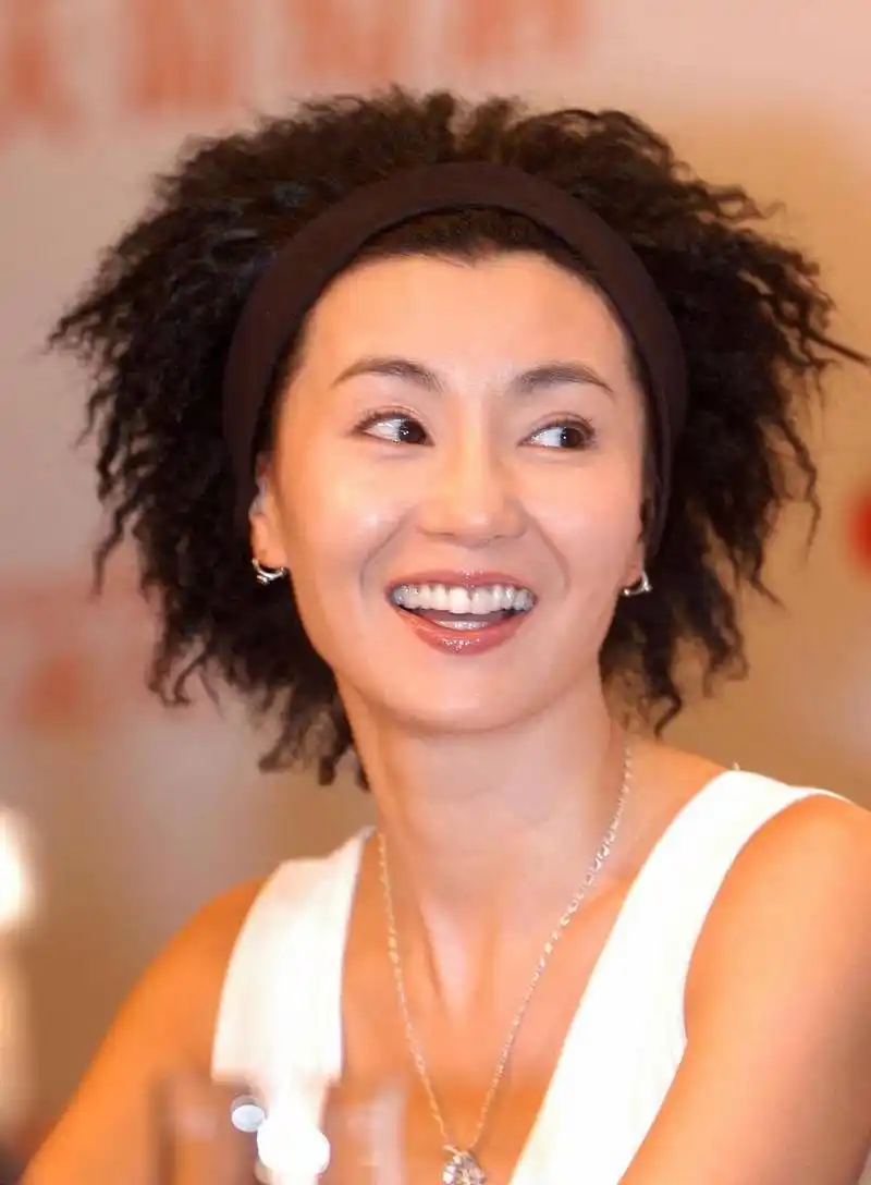 华语女明星里我觉得资质最好的就是张曼玉和王菲.