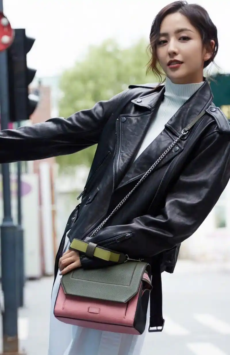 佟丽娅少见的风衣皮衣搭配look,穿搭不错,就是发型有点老成