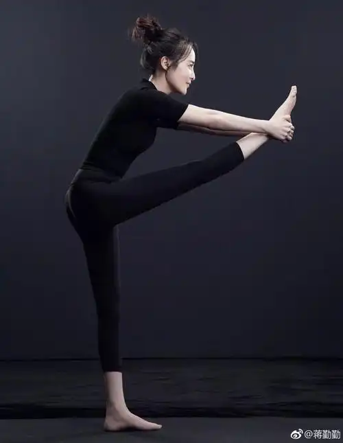 高龄产妇蒋勤勤身怀二胎依然坚持瑜伽