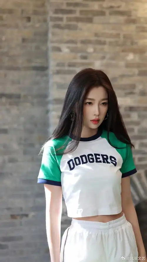 虞书欣夏日清新穿搭##虞书欣绿色高尔夫球装