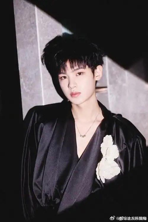 黄明昊黑色深v太危险了##黄明昊身边能不能多个我