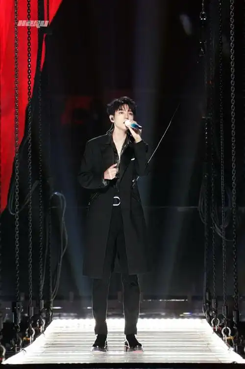 王俊凯愚人节团建生图##愚人节站姐团建