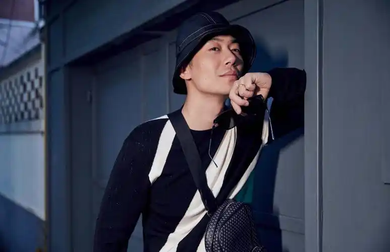 朱亚文前往巴黎男装周 低调儒雅展随性魅力