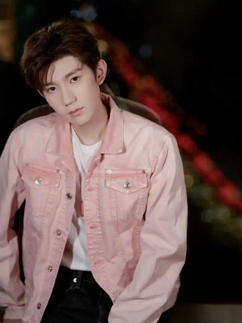 粉色系的源源啊#王源壁纸头像 - 抖音