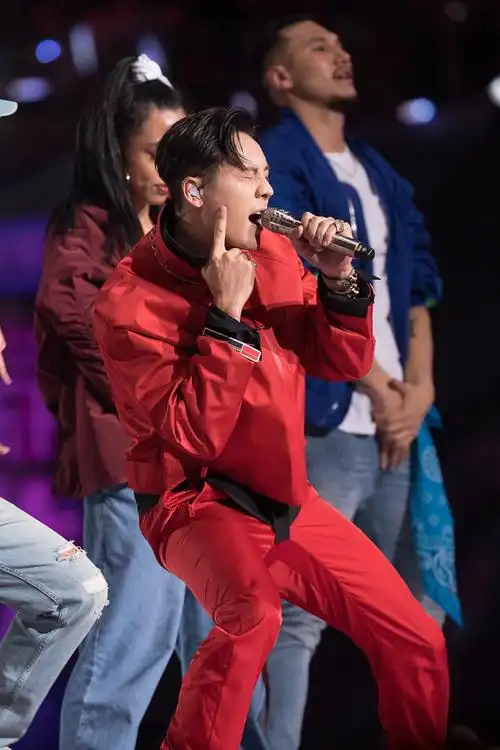 陈伟霆红衣开唱热火撩人 最好的回馈是更好的自己