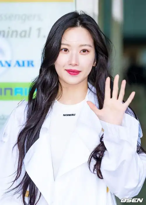 文佳煐机场新闻图##文佳煐白风衣造型