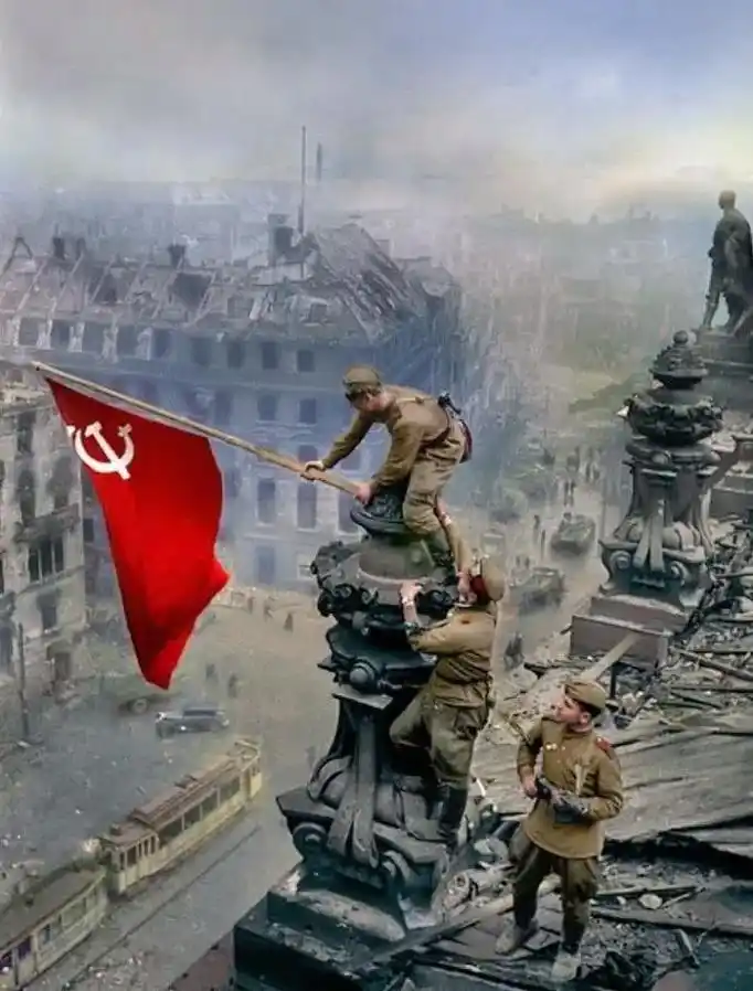 苏联红军把红旗插在柏林最高处,宣布着德意志帝国的战败.#抖音 - 抖音