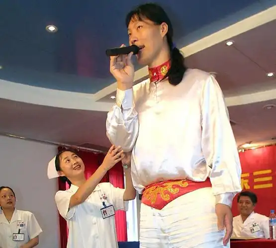 回顾一女孩15岁身高超过2米比姚明还高生前愿望令人心痛