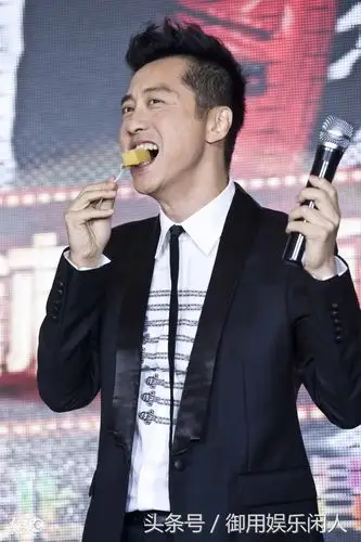 庾澄庆出席某活动,网友:实在变帅了!打扮得相当年轻!