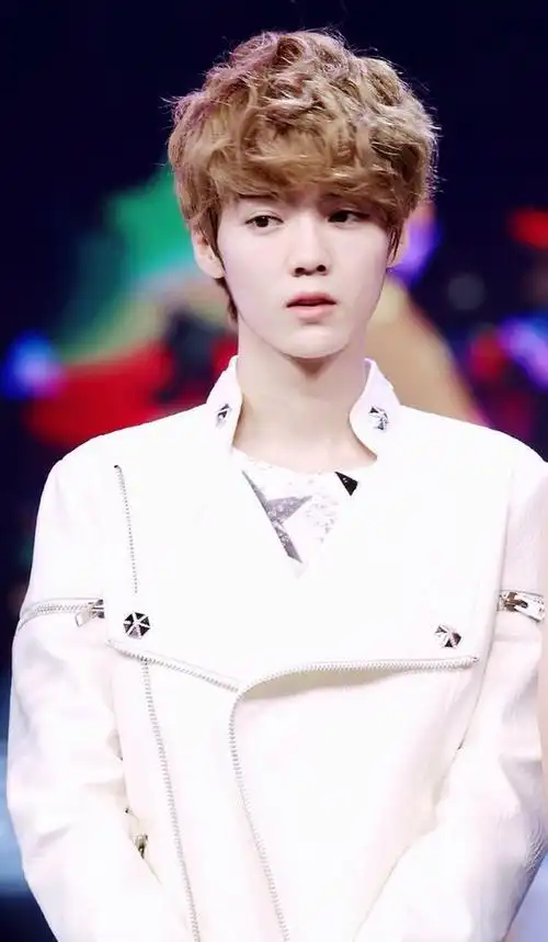 34岁鹿晗带货引热议,脸肿成"老嫂子",网友:撞脸65岁刘雪华