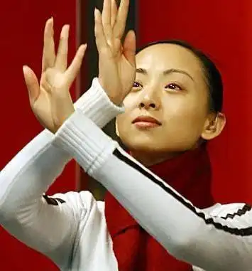 她是一名聋哑人春晚上一夜成名拒嫁富豪选择一见钟情的丈夫